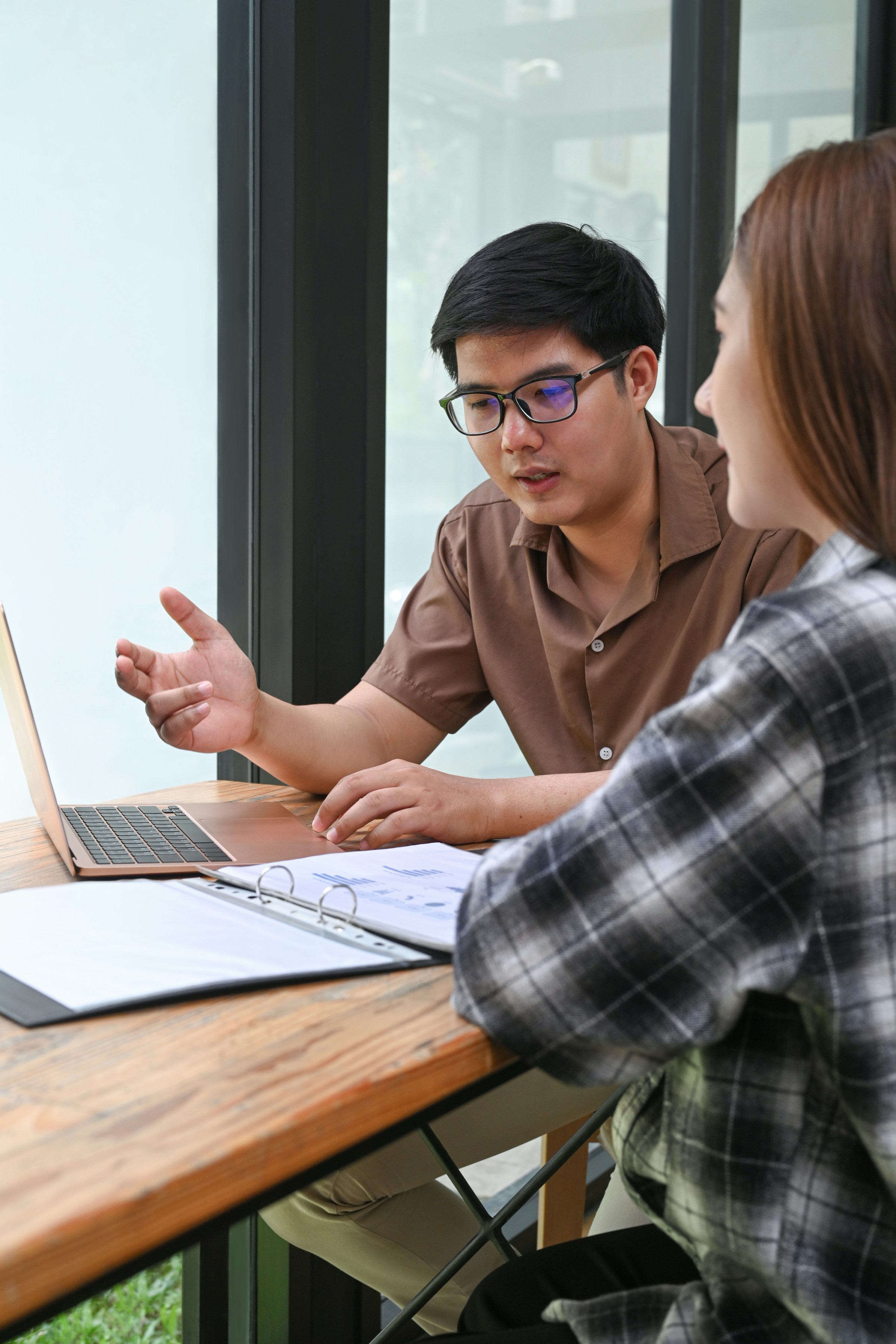 Expert tutor teaching a student